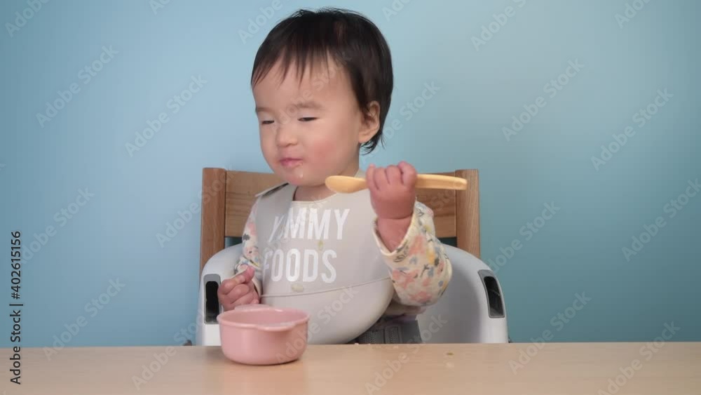 ベビーフードを食べる赤ちゃん ベビーフードを食べる赤ちゃん