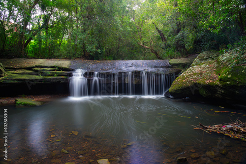 Foto Terry's creek waterfall with green foliage around.