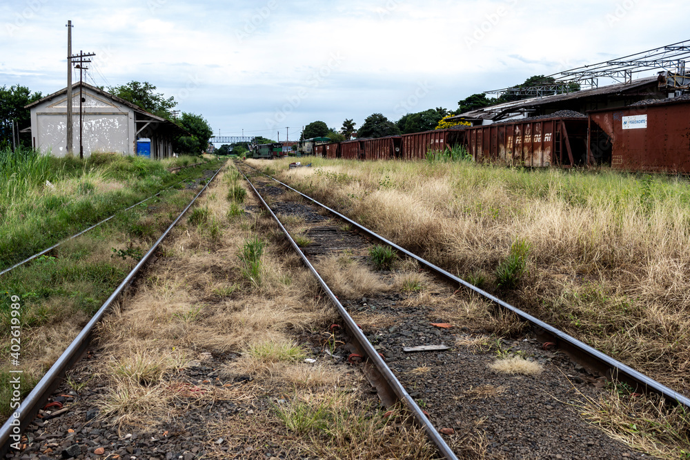 Obraz premium Locomotives and wagons abandoned in the maneuvering yard of the Matão Railway Station, in Matao city, Sao Paulo state, Brazil