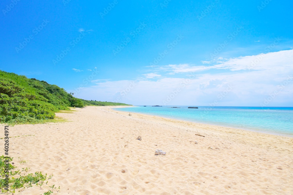 白い砂浜と波照間ブルーの海・日本最南端にある波照間島のニシ浜