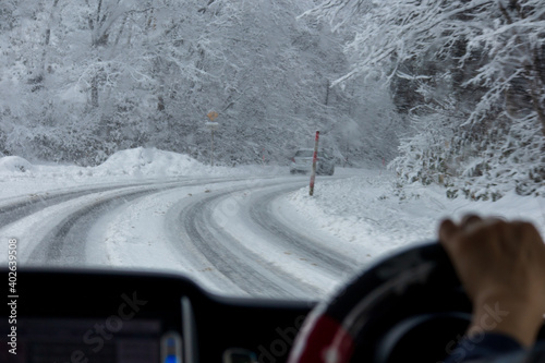 冬の道路 雪 イメージ