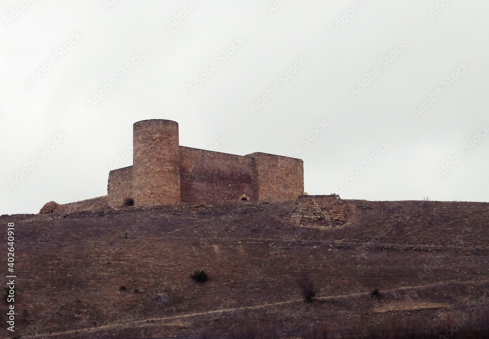 El castillo de Medinaceli junto al pueblo del mismo nombre en Soria, España.