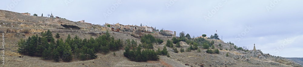 El pueblo viejo de Medinaceli situado sobre una colina y junto al castillo. La vieja villa de Medinaceli se sitúa por encima del pueblo nuevo desarrollado entorno a la estación de tren y la autopista.