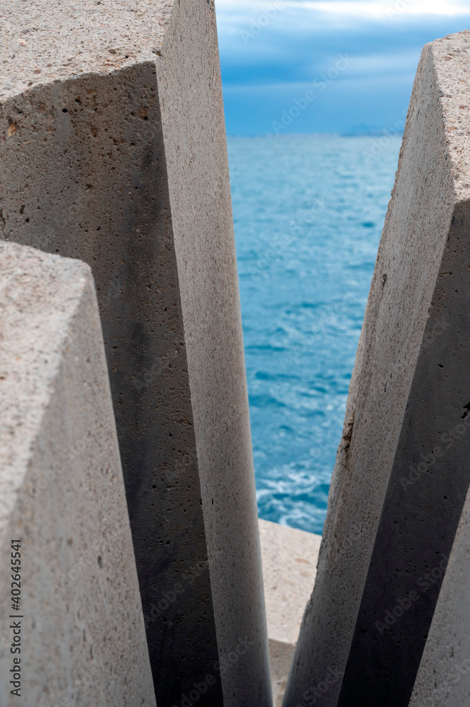 Blocs de béton brise lame sur la jetée du port de Nice