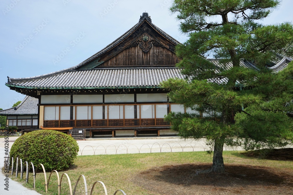 Ninomaru park and Ninomaru Goten at Former Imperial Villa Nijo-jo, Nijo Castle, in Kyoto, Japan - 京都 二条城 二の丸公園と二の丸御殿	