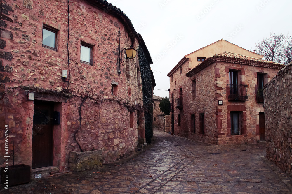 Casas en la calle Portillo de Baño en la villa antigua de Medinaceli, Soria, España.