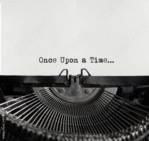 Slika na platnu Mechanical typewriter at the center with a white sheet of paper