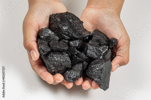 coal raw in hand