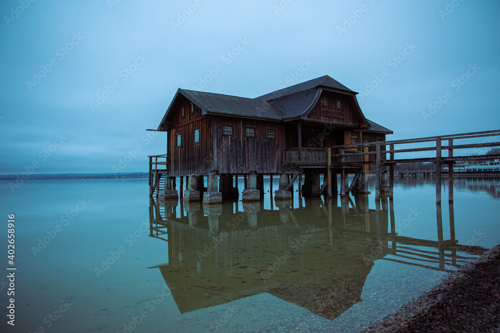 Bootshaus am See, romantische Landschaft