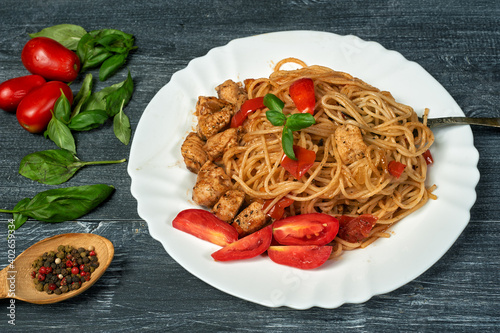 Obraz na płótnie chicken fillet pasta w salonie