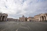 Prázdné náměstí svatého Petra ve Vatikánu během vánočních svátků v roce 2020