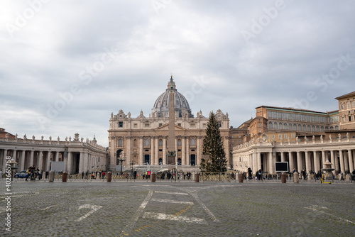 Prázdné náměstí svatého Petra ve Vatikánu bez turistů během vánočních svátků 2020