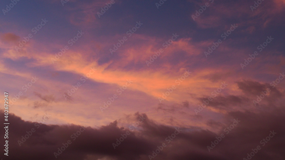 Fabuleux ciel rougeoyant, pendant le coucher du soleil.  Les Cirrus et les Cirrostratus confèrent au ciel un aspect dramatique et infernal
