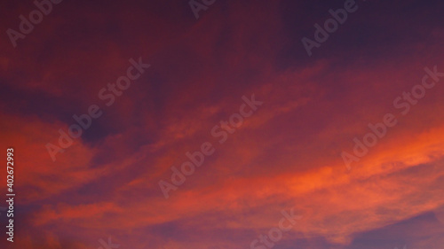 Fabuleux ciel rougeoyant, pendant le coucher du soleil. Les Cirrus et les Cirrostratus confèrent au ciel un aspect dramatique et infernal