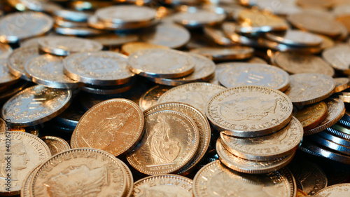 Nahaufnahme von verschiedenen Münzen der Schweizer Währung (Schweizer Franken). Fokus auf den Vordergrund