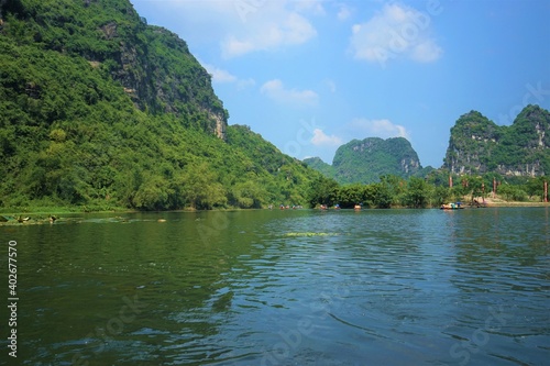 Beautiful landscape of Trang An boat tour and karst mountains in Tam Coc, Vietnam - 世界遺産 ベトナム チャンアン 奇岩 ボートツアー