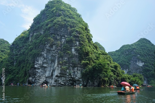 Beautiful landscape of Trang An boat tour and karst mountains in Tam Coc, Vietnam - 世界遺産 ベトナム チャンアン 奇岩 ボートツアー © Eric Akashi
