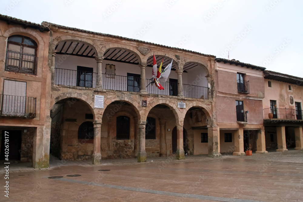 Edificio de la Alhóndiga en la plaza Mayor de Medinaceli, en el pueblo viejo de Medinaceli, Soria, España. Antiguo edificio de gobierno y actual oficina de turismo de la localidad.