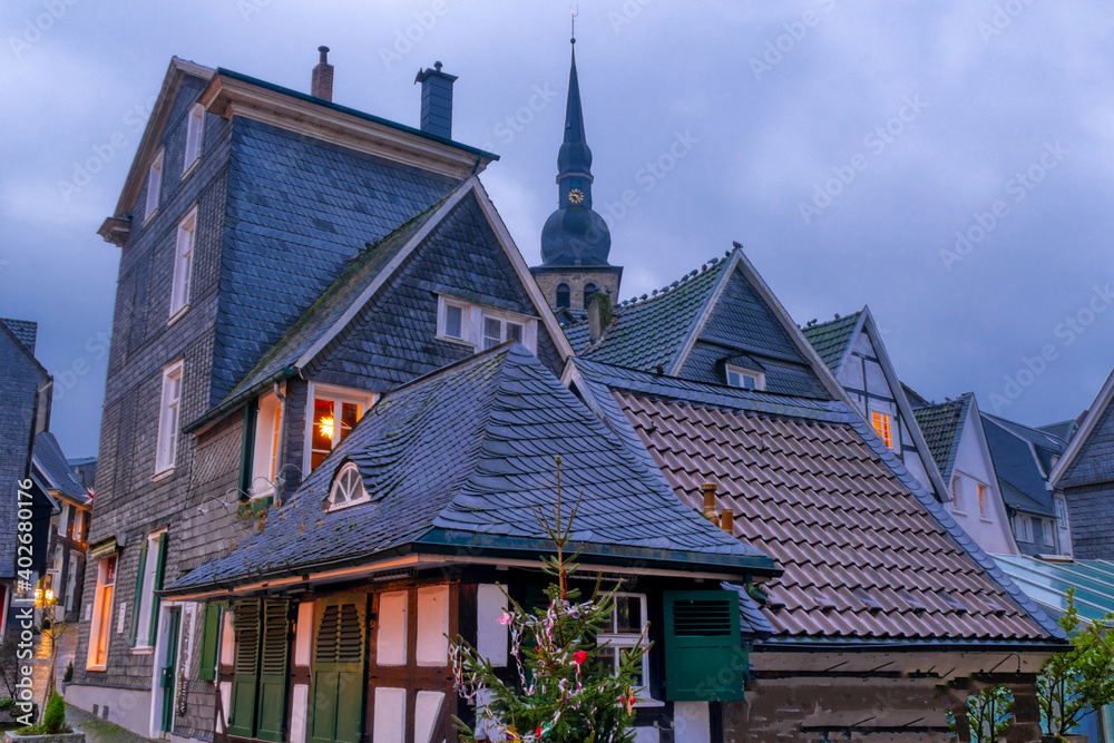 Dächer und Kirchturm in der Altstadt von Velbert Langenberg