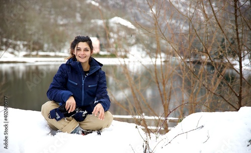 Portrait jeune femme neige - voyage tourisme exploration randonnée - sourire heureuse joie joyeux photo