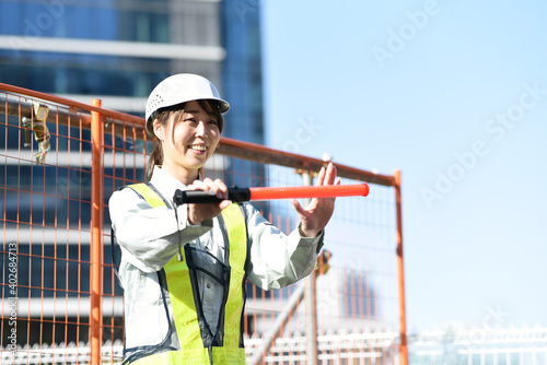 誘導棒を持った作業員の女性 photo