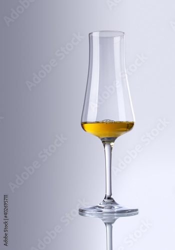 ein Trinkglas mit Grappa