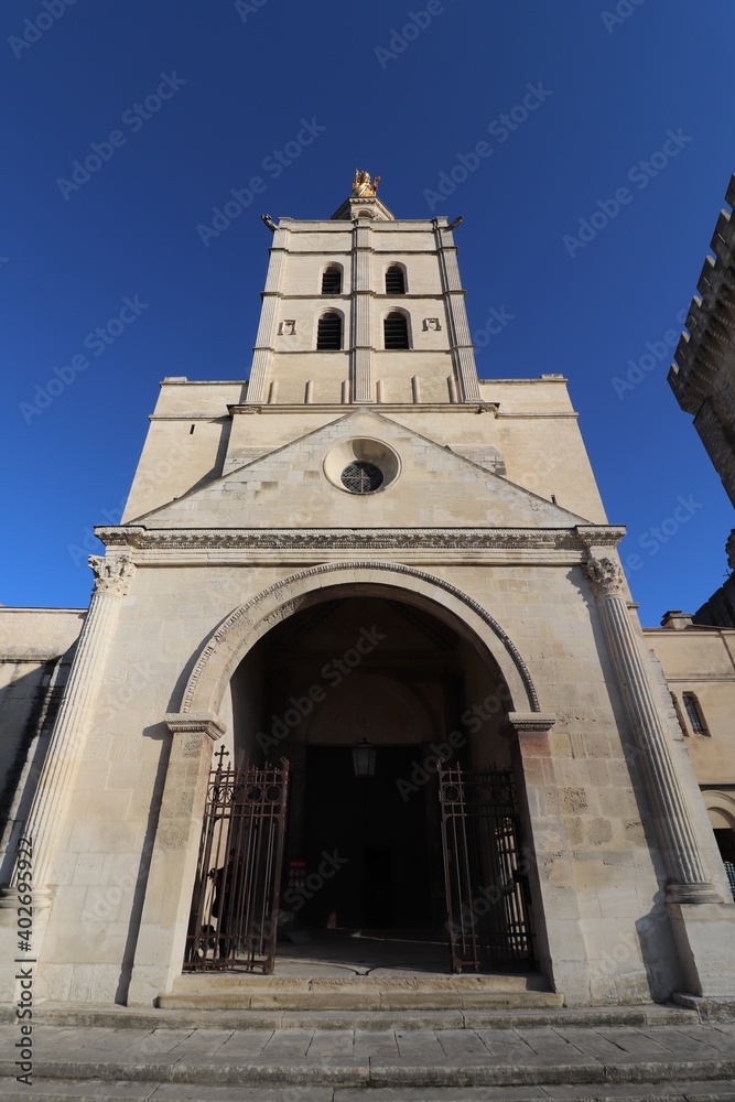 La cathédrale Notre Dame des Doms d'Avignon, construite au 12 ème siècle, vue de l'extérieur, ville de Avignon, département du Vaucluse, France