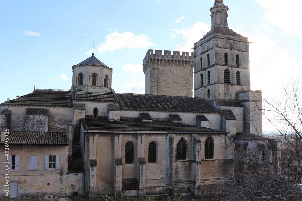La cathédrale Notre Dame des Doms d'Avignon, construite au 12 ème siècle, vue de l'extérieur, ville de Avignon, département du Vaucluse, France