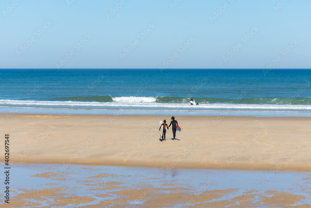 CAP FERRET (Bassin d'Arcachon, France), surfeurs sur la plage côté océan CAP FERRET (Bassin d'Arcachon, France), surfeurs sur la plage côté océan