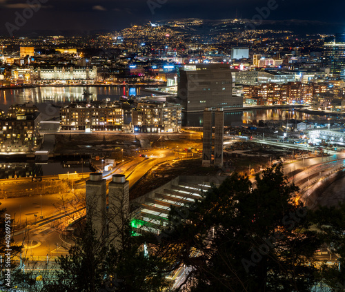 Nocny widok na Oslo stolicę Norwegii 
