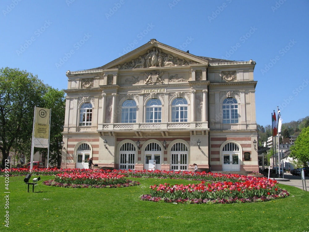Theater am Goetheplatz und Kurpark an der Lichtentaler Allee in Baden-Baden im Schwarzwald in Baden-Württemberg