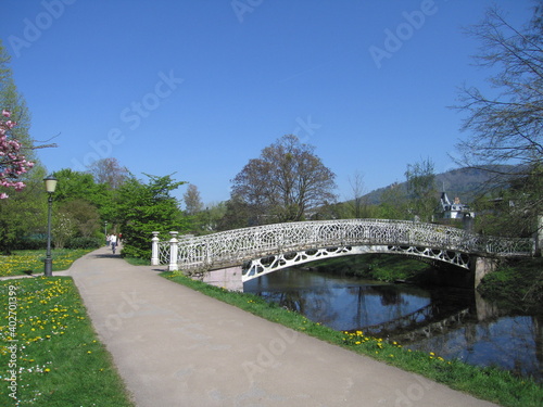 Weiße Brücke und Oosbach im Kurpark Lichtentaler Allee in Baden-Baden in Baden-Württemberg