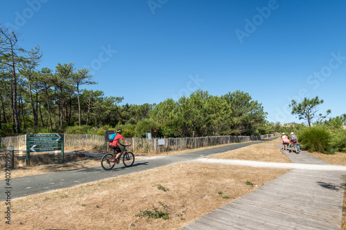 CARCANS PLAGE (Gironde, France) piste cyclable près de la plage