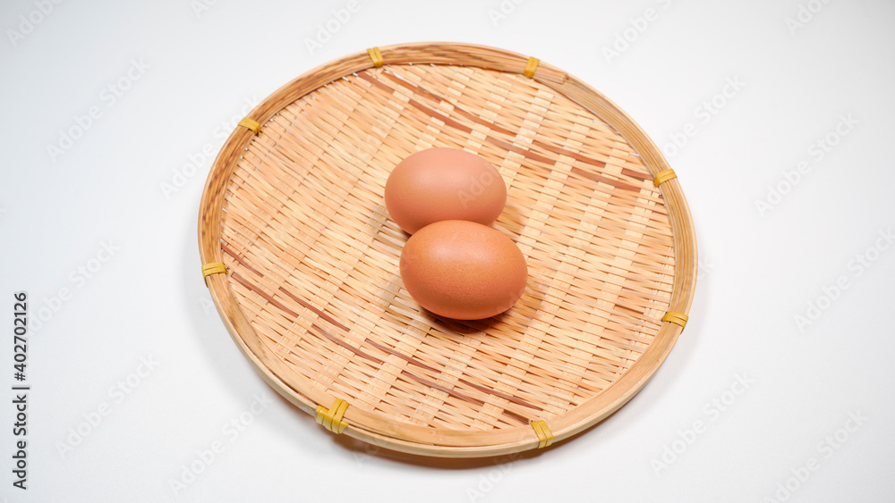 ザルにのった新鮮な卵
