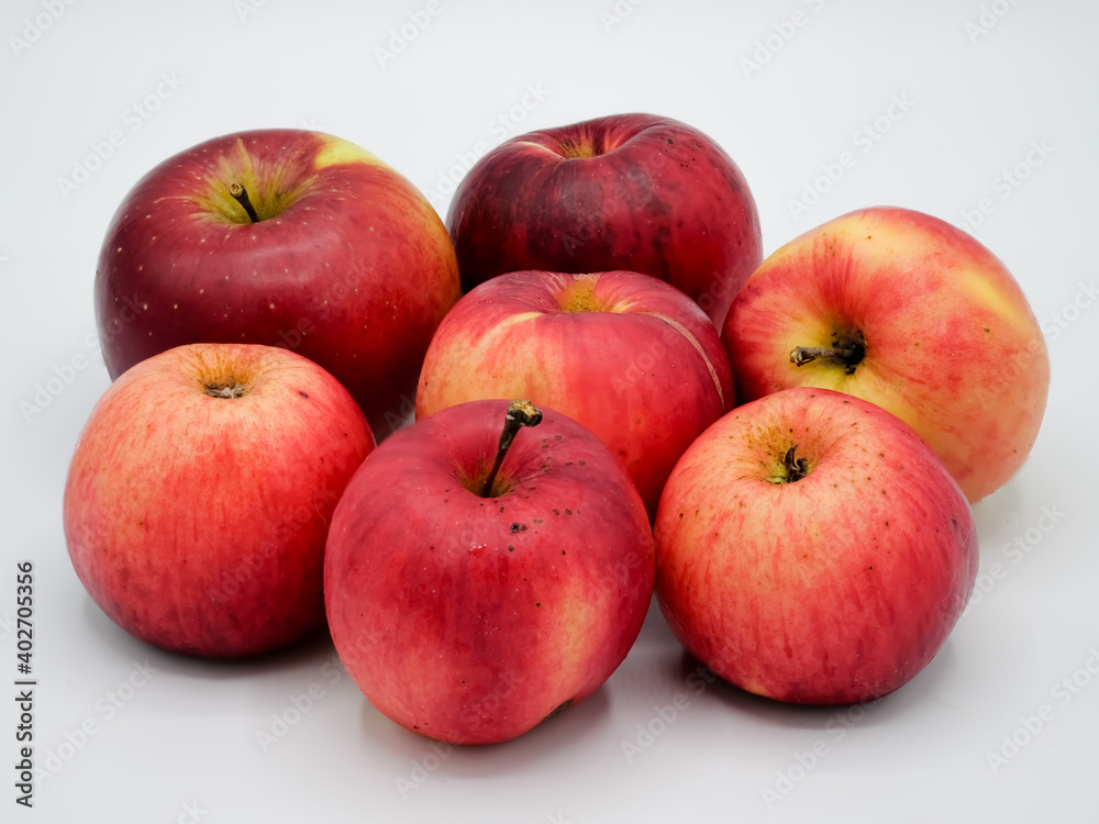 Sortiment roter Äpfel alle schrafgestellt Sortiment roter Äpfel alle schrafgestellt