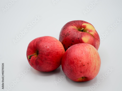 drei rote Äpfel mit unterschiedlichen Ansichten photo