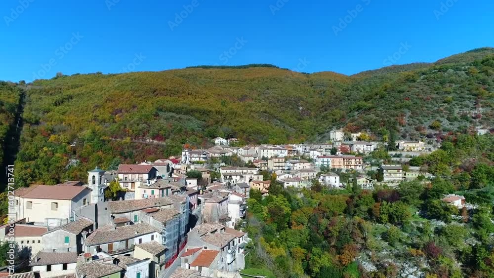 Veduta aerea di Rivodutri, pittoresco borgo vicino Rieti, in Italia
Veduta aerea di Rivodutri, pittoresco borgo vicino Rieti, in Italia