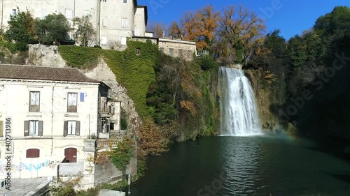 Cascata di Isola del Liri (Italia) - Una piccola città medievale in provincia di Frosinone, regione Lazio
Veduta aerea delle famose cascate del centro storico, costruita su un'isola del fiume Liri photo