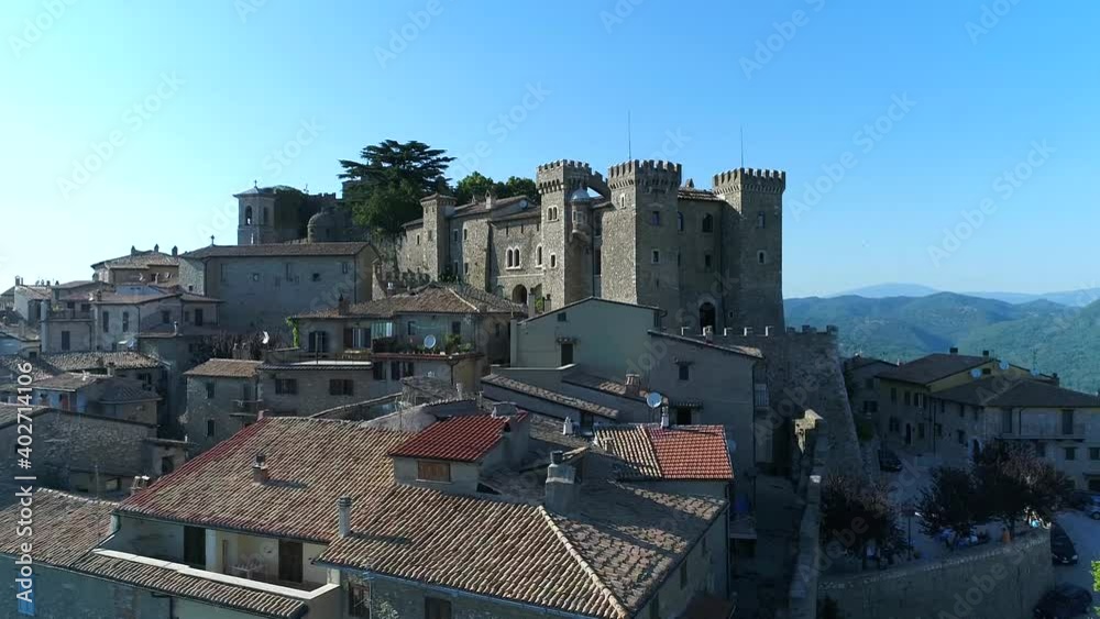 Veduta aerea di Collalto Sabino, pittoresco borgo medievale vicino Rieti, in Italia.
Collalto Sabino è arroccato su una collina. In alto si trova il castello medievale. Veduta aerea di Collalto Sabino, pittoresco borgo medievale vicino Rieti, in Italia.
Collalto Sabino è arroccato su una collina. In alto si trova il castello medievale.