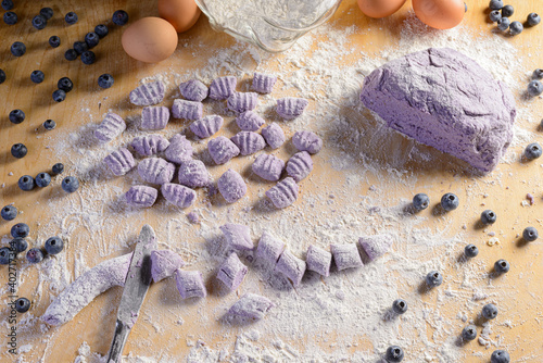 Preparazione casalinga degli gnocchi viola ai mirtilli photo