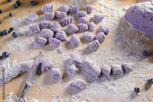 Preparazione casalinga degli gnocchi viola ai mirtilli photo