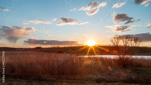 фотографія sunrise over the hill, sun rays