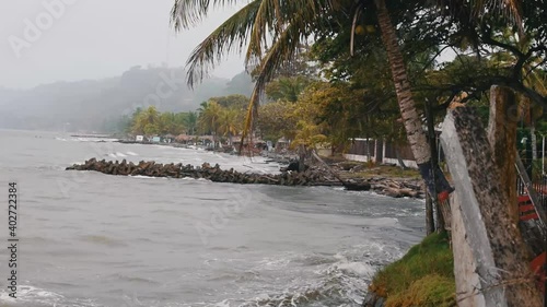 Vista al mar, oleaje fuerte