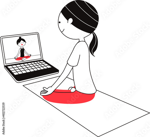 ノートパソコンでヨガのオンラインレッスンを受けながらスカ・アーサナのポーズをとる女性