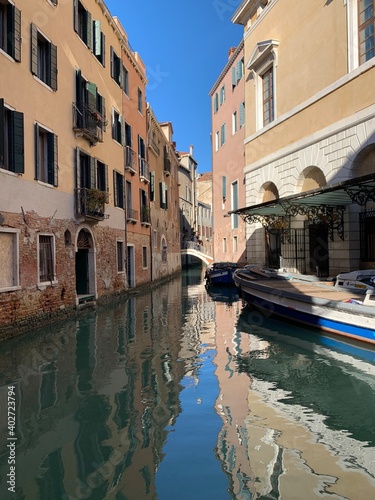 Venedig Venetien Italien Stadtteil San Marco am Wasserkanal und Häuser mit Wasserspiegelung im Winter © Achim Kietzmann