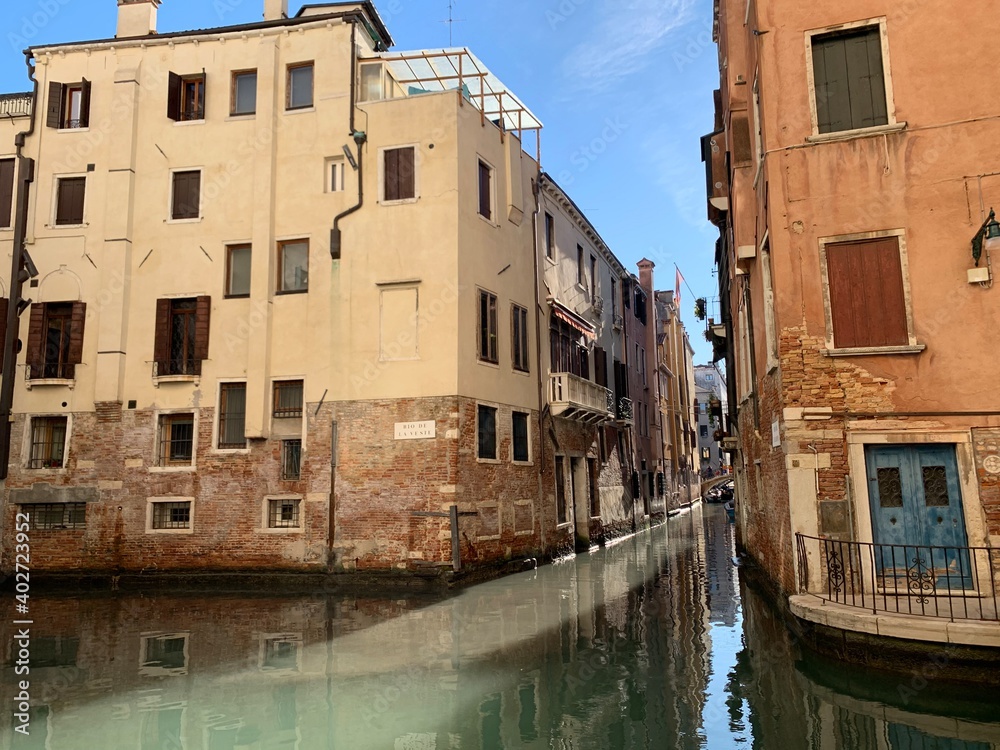Venedig Venetien Italien Stadtteil San Marco am Wasserkanal und Häuser mit Wasserspiegelung im Winter