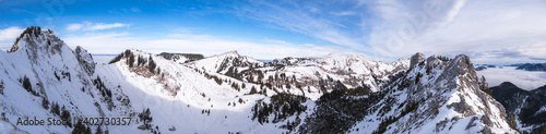 Panorama Ammergauer Berge im Winter vom Vorderen Scheinberg über den Kessel bis zum Hasentalkopf und das nebelbedeckte Graswangtal
