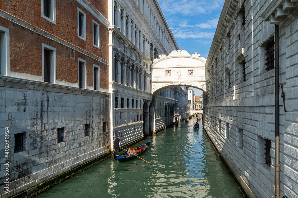 Obraz premium VENICE, ITALY - 07 November 2015: Image with Gondolas at Bridge oh Sights in Venice. Ponte dei Sospiri, medieval mediterranean landmark of Italy