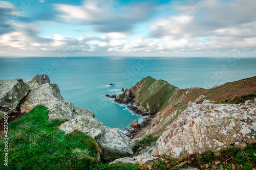 Paysage au lever du soleil sur le Nez de Jobourg depuis les falaises au bord de la Manche (Normandie, France)