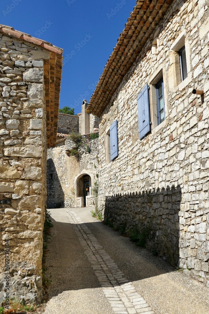 Ruelle pavée et maisons en pierre du village médiéval de Marsanne en Drôme Provençale